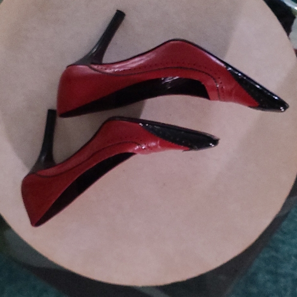 Via Spiga Red Leather/Black Patent Heels, size 9M - Picture 3 of 4